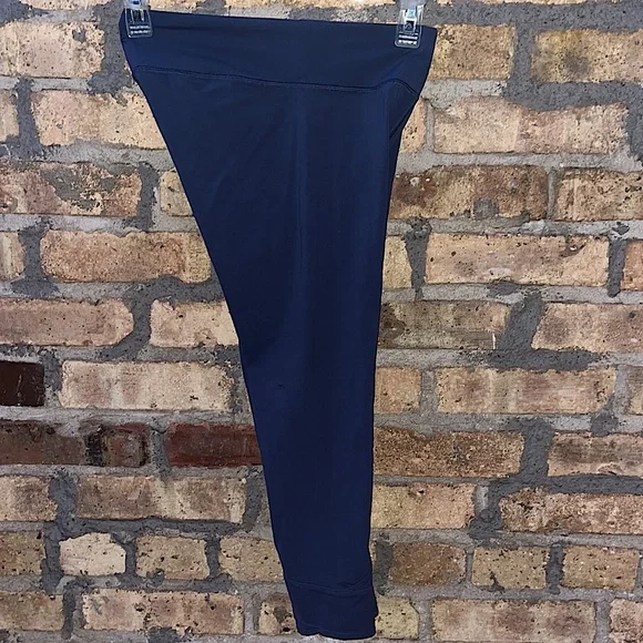 On Pointe Cross Hem Capri by Athleta, XL, and is Bluey Granite. - Picture 4 of 4